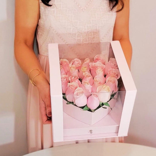 My Queen | Surprise flower box with french macaroons - My Queen